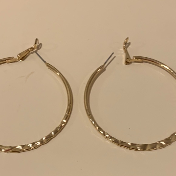 2 pairs of beautiful earrings! Really cute and ready to go! See details below - Picture 7 of 7
